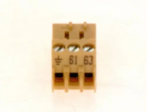 BOSCH Anschlussklemme in beige, dreipolig mit drei Anschlüssen. Sichtbare Markierungen für die Pole 61 und 63 sowie ein Erdungssymbol.